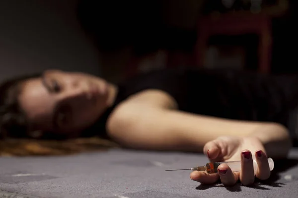 Drugged Girl Lying Floor Syringe Her Hand — Stock Photo, Image