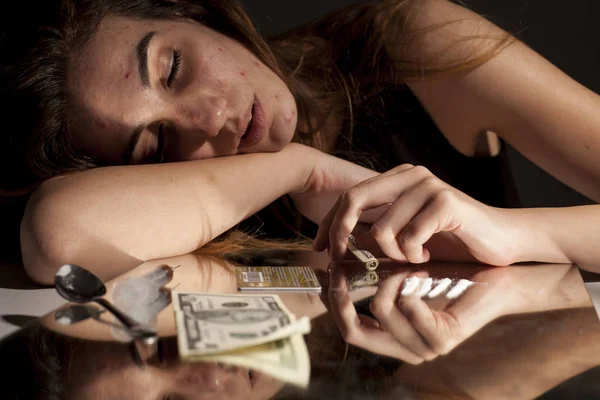 Genç Uyuşturucu Beyaz Tozla Kaplı Bir Ayna Yatan Kadın Bağımlısı — Stok fotoğraf