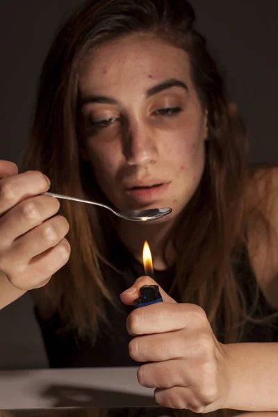 Junge Drogenabhängige Frau Erhitzt Einen Löffel Mit Einem Feuerzeug — Stockfoto
