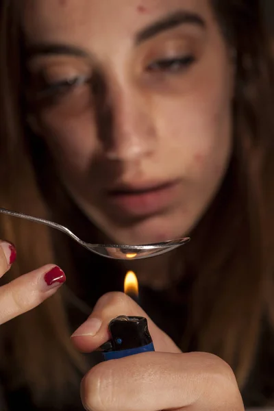 Junge Drogenabhängige Frau Erhitzt Einen Löffel Mit Einem Feuerzeug — Stockfoto