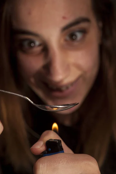 Genç Uyuşturucu Çakmak Bir Kaşıkla Isıtma Kadın Bağımlısı — Stok fotoğraf