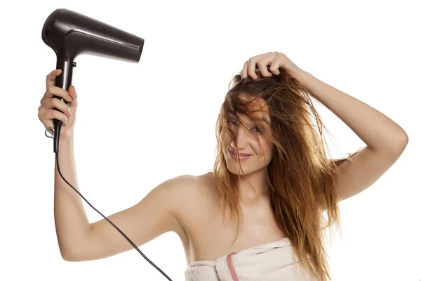 Mooie Jongedame Drogen Haar Haren Met Een Föhn Een Witte — Stockfoto