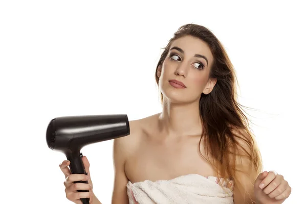 Mooie Jongedame Drogen Haar Haren Met Een Föhn Een Witte — Stockfoto