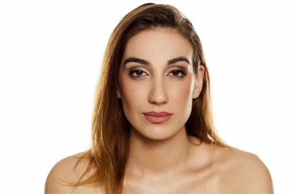 Joven Hermosa Mujer Con Maquillaje Fondo Blanco — Foto de Stock
