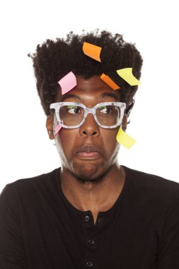 Unutkan ve karışık genç Afro-Amerikan adam kafasını beyaz bir arka plan üzerinde poz çıkartmaları ile