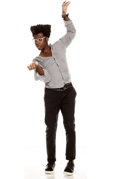 Jonge Knappe Afro Amerikaanse Stijlvolle Hipster Jongen Dansen Geïsoleerd Een — Stockfoto