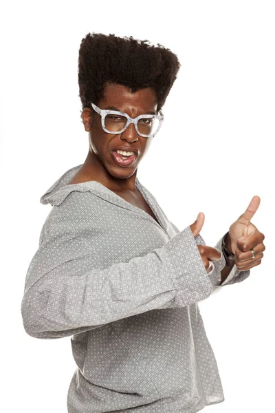 Young Wyszedł Przystojny Facet Amerykański Stylowe Hipster Afro Kciuki Białym — Zdjęcie stockowe