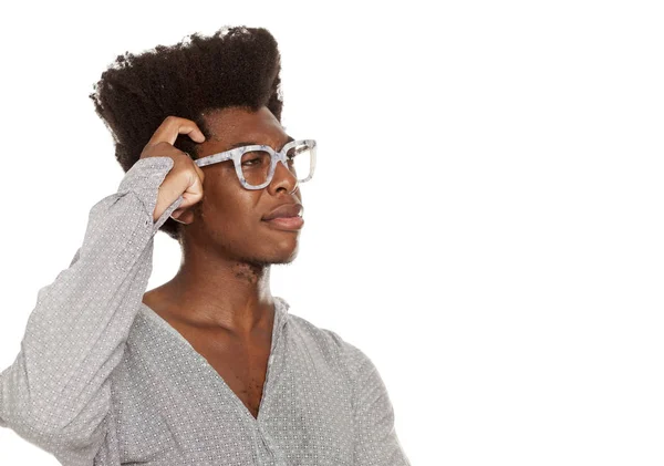 Σκεπτικός Και Όμορφος Αφρο Αμερικανικό Hipster Κομψό Νεαρός Απομονωθεί Λευκό — Φωτογραφία Αρχείου