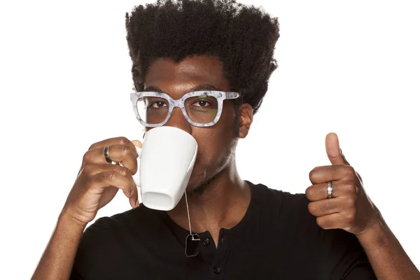 Porträtt Ung African American Man Dricka Från Mugg Vit Bakgrund — Stockfoto