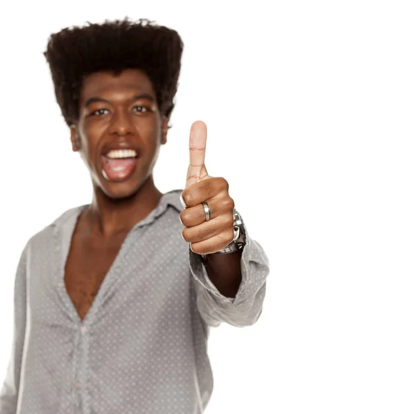 Молодой Симпатичный Афро Американский Стильный Хипстер Показывающий Большой Палец Белом — стоковое фото