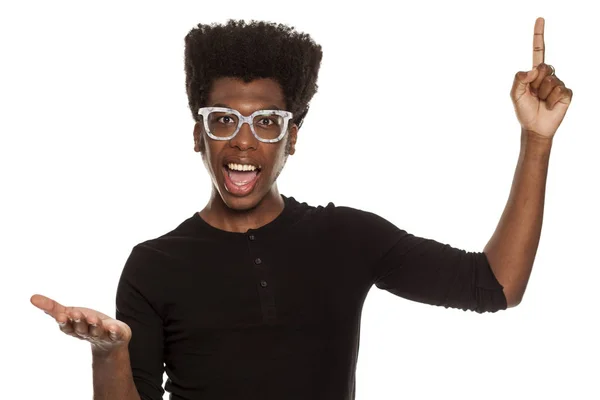 Jovem Bonito Feliz Afro Americano Elegante Hipster Cara Apontando Para — Fotografia de Stock