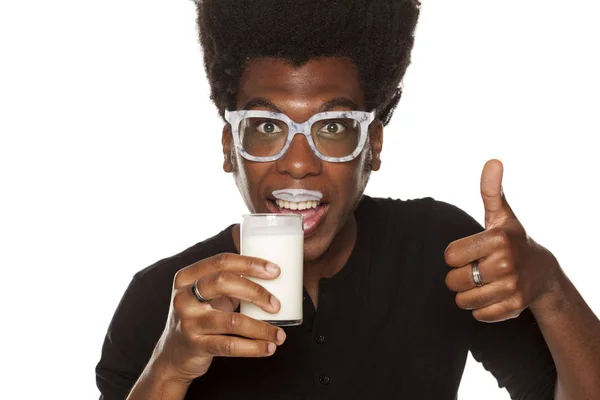 Портрет Афро Американських Юнак Пити Молоко Скла Показ Пальця Білому — стокове фото