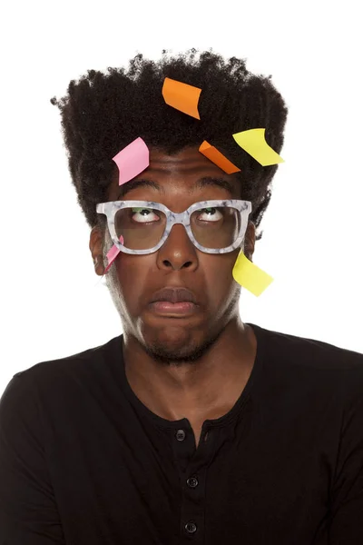 Vergesslicher Und Verwirrter Junger Afrikanisch Amerikanischer Mann Mit Aufklebern Auf — Stockfoto