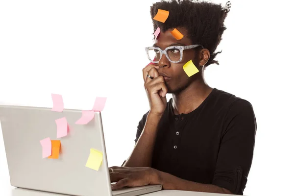 Jovem Afro Americano Esquecido Confuso Com Adesivos Cabeça Sentado Uma — Fotografia de Stock