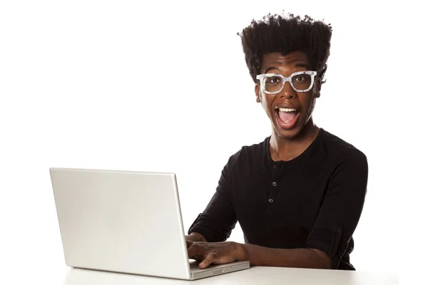 Sorrindo Positivo Jovem Afro Americano Que Trabalha Uma Mesa Com — Fotografia de Stock