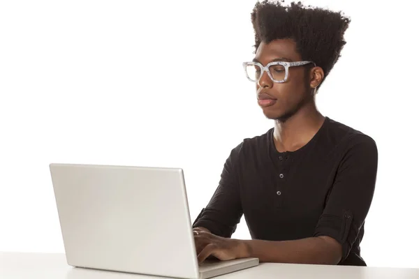 Jeune Homme Afro Américain Travaillant Bureau Avec Ordinateur Portable Sur — Photo