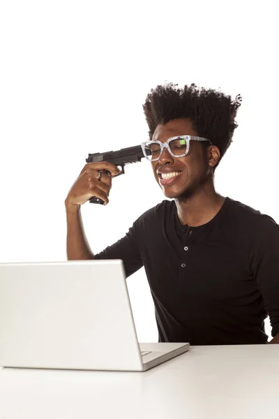 Joven Afroamericano Desesperado Frente Portátil Con Arma Apuntándose Cabeza Sobre — Foto de Stock