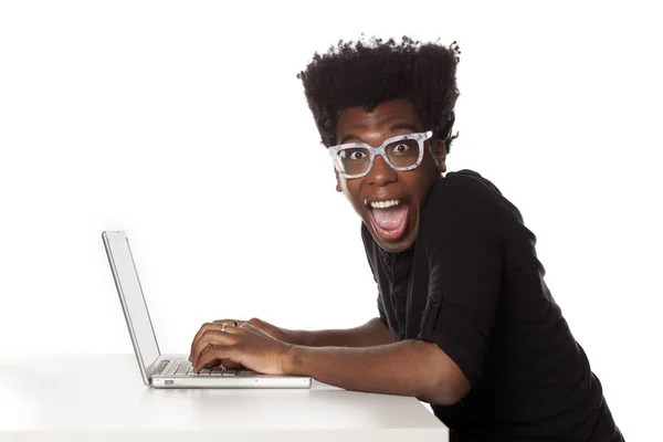 Lachende Verlaten Jonge Afro Amerikaanse Man Werkt Aan Een Bureau — Stockfoto