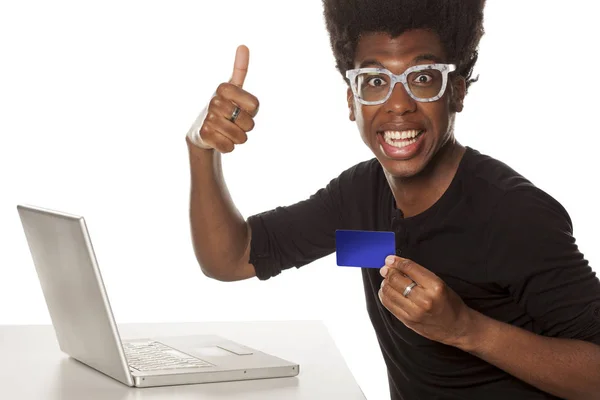 Sorrindo Positivo Jovem Afro Americano Feliz Sentado Uma Mesa Com — Fotografia de Stock