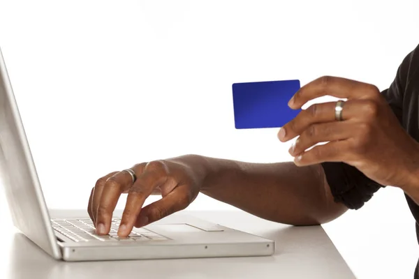 Uma Mão Pele Escura Digitando Teclado Outra Segurando Cartão Crédito — Fotografia de Stock