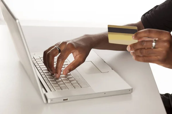 Uma Mão Pele Escura Digitando Teclado Outra Segurando Cartão Crédito — Fotografia de Stock