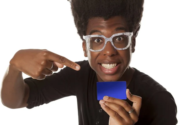 Lachende Positieve Gelukkig Jonge Afro Amerikaanse Jongen Wijzend Een Creditcard — Stockfoto