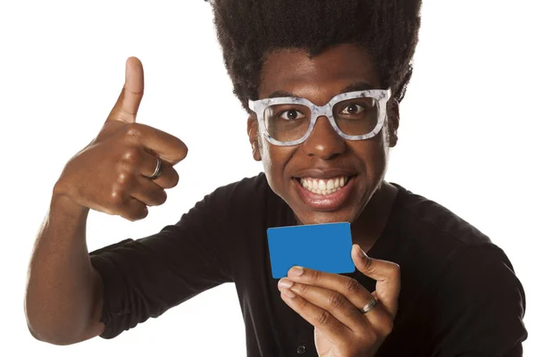 Sorrindo Positivo Jovem Afro Americano Feliz Segurando Cartão Crédito Mostrando — Fotografia de Stock