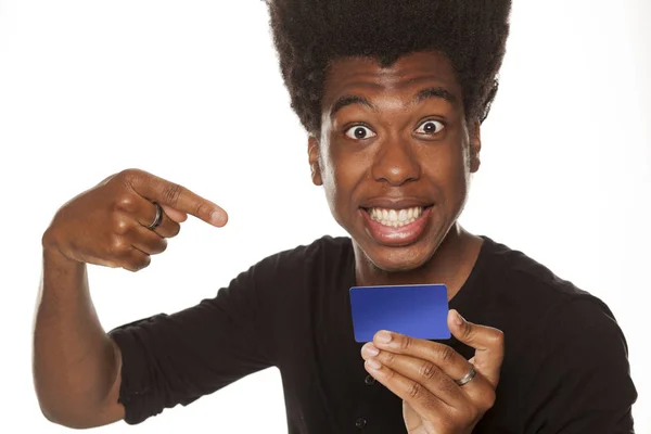 Посміхаються Позитивні Щасливі Молодих Афро Американський Хлопець Вказуючи Кредитну Картку — стокове фото