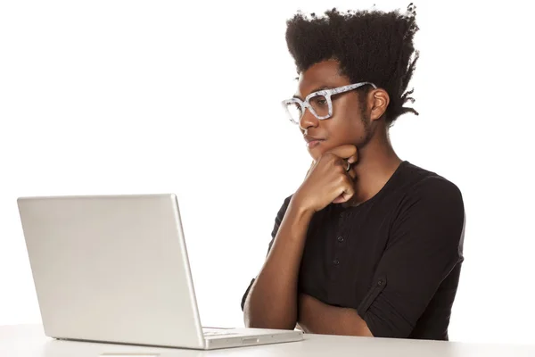 Fundersam Unga Afroamerikanska Kille Arbetar Vid Ett Skrivbord Med Laptop — Stockfoto