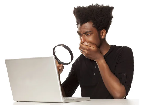 Giovane Uomo Afroamericano Scioccato Guardando Suo Computer Portatile Attraverso Una — Foto Stock