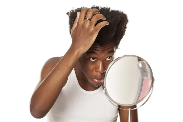 Jovem Afro Americano Ajustando Seu Cabelo Fundo Branco — Fotografia de Stock