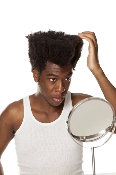 Νέοι Αφρικανικός Αμερικανός Άνθρωπος Προσαρμόζει Μαλλιά Του Λευκό Φόντο — Φωτογραφία Αρχείου