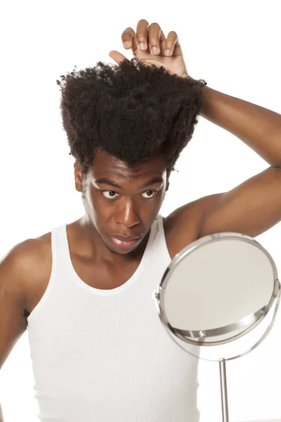 Mladý Americký Muž Upravit Své Vlasy Bílém Pozadí — Stock fotografie
