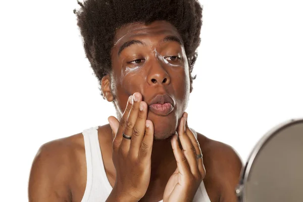 Jovem Afro Americano Aplicando Creme Facial Fundo Branco — Fotografia de Stock