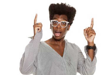 Beyaz bir arka plan üzerinde yukarıyı genç Afro Amerikan şık hipster yakışıklı olan. reklam kavramı