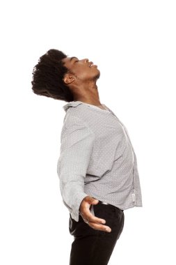 Beyaz bir arka plan üzerinde izole mutlu bir genç yakışıklı Afro Amerikan hippi erkek profil görünümü. insanların duyguları kavramı