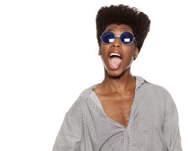 Beyaz bir arka plan üzerinde mutlu izole bağırarak genç Afro Amerikan şık hipster yakışıklı olan. İnsanların duyguları kavramı