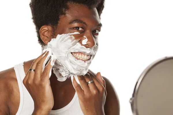 Όμορφος Χαμογελώντας Afro Αμερικανός Νεαρός Εφαρμόζοντας Αφρό Ξυρίσματος Στο Πρόσωπό — Φωτογραφία Αρχείου