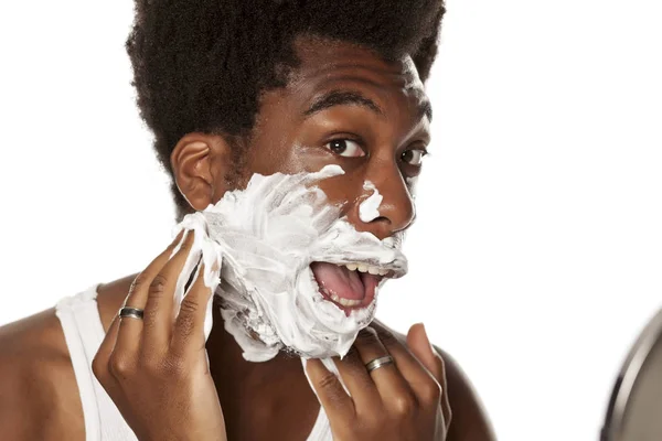 Jovem Afro Americano Bonito Aplicando Espuma Barbear Seu Rosto Fundo — Fotografia de Stock