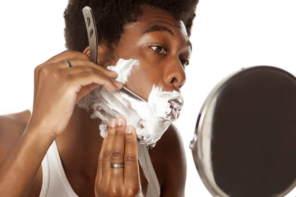 Joven Guapo Afroamericano Afeitándose Barba Sobre Fondo Blanco — Foto de Stock