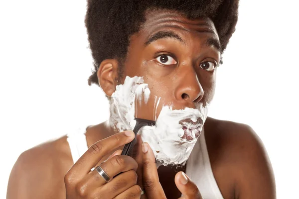 Jovem Afro Americano Bonito Barbear Sua Barba Fundo Branco — Fotografia de Stock