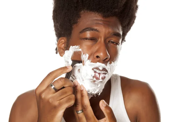 Jovem Afro Americano Bonito Barbear Sua Barba Fundo Branco — Fotografia de Stock