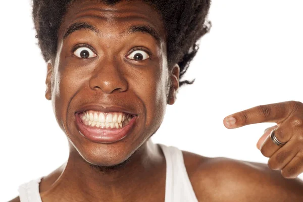 Close Jovem Afro Americano Bonito Mostrando Seus Dentes Fundo Branco — Fotografia de Stock