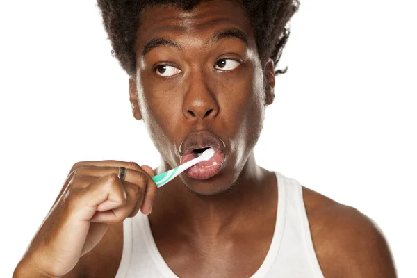 Retrato Jovem Feliz Pele Escura Escovando Dentes Com Pasta Dentes — Fotografia de Stock