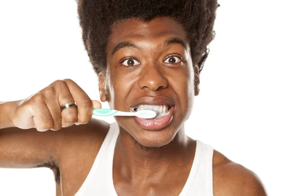 Portret Szczęśliwy Młody Ciemnoskóry Człowiek Szczotkowanie Zębów Pastą Czarny Białym — Zdjęcie stockowe