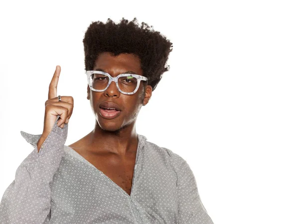 Joven Guapo Afroamericano Elegante Hipster Chico Apuntando Hacia Arriba Fondo —  Fotos de Stock