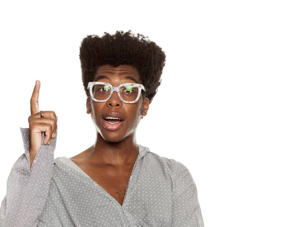 若いハンサムなアフロ アメリカンのスタイリッシュなヒップスター男白地に上向き 広告の概念 — ストック写真