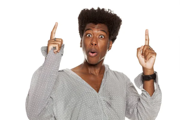 Ung Snygg Afro Amerikansk Snygg Hipster Kille Pekar Uppåt Vit — Stockfoto