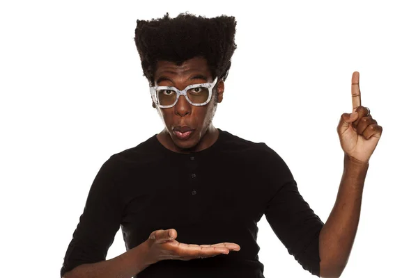 Junge Gut Aussehende Fröhliche Afroamerikanische Stylische Hipster Typ Zeigt Nach — Stockfoto