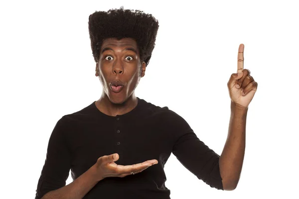 Jovem Bonito Feliz Afro Americano Elegante Hipster Cara Apontando Para — Fotografia de Stock